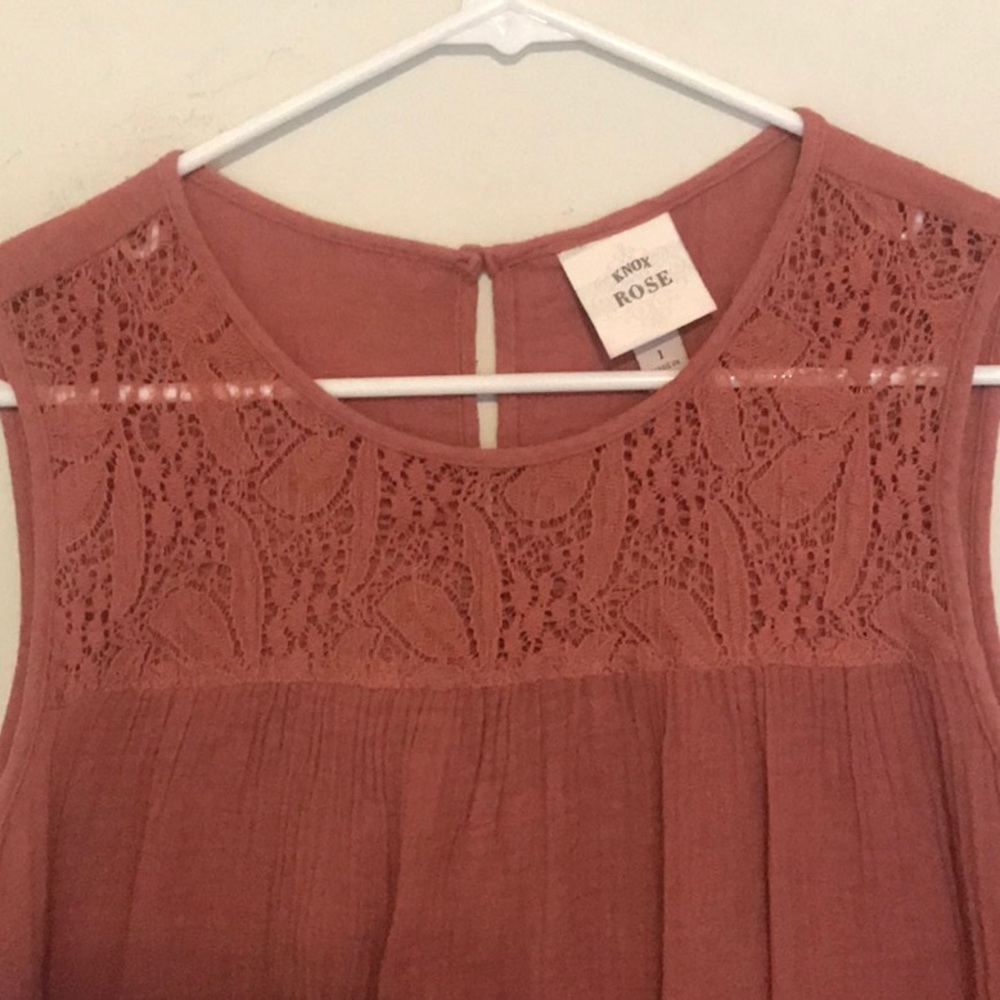 Lacy detail on this delicate looking top. Size L - Picture 3 of 3